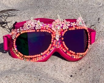 Gafas de festival rosa intenso, gafas de desierto Burning Man con pedrería de Ravewear, gafas de sol de festival con joyas, gafas protectoras contra el polvo y la arena.