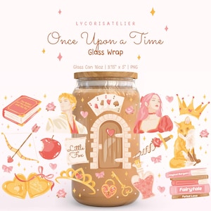 Op de afbeelding: Een glazen beker met een houten deksel en een Once Upon a Time-ontwerp. De afbeelding bevat illustraties van een boek, pijl en boog, een aangebeten appel, een persoon, speelkaarten, een deur, een kroon, een vos, een zwaard en een flesje.