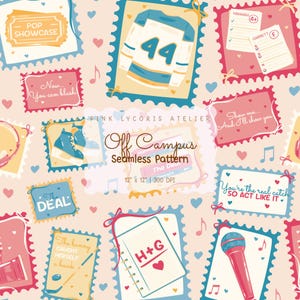 Puede incluir: Un patrón sin costuras con ilustraciones de sellos postales. Los diseños incluyen una camiseta de hockey con el número 44, un micrófono y texto que dice "Off Campus" y "The Deal". La paleta de colores incluye rosa, azul y amarillo.