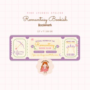 Könnte beinhalten: Lavendelfarbener Lesezeichen mit dem Text "Romantasy Bookish" und "Bookmark". Das Design hat ein ticketähnliches Aussehen mit Illustrationen von Pfeil und Bogen, einem Schloss und floralen Elementen. Das Lesezeichen misst 6,35 cm x 17,78 cm.