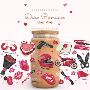 Könnte beinhalten: Ein 473ml Glasbecher mit Bambusdeckel und Dark Romance Motiv. Die Grafiken zeigen eine herzförmige Torte, einen roten Motorradhelm, eine Handfeuerwaffe, ein rotes Motorrad, eine Hasenmaske, einen Strauß roter Rosen und rote Lippen.