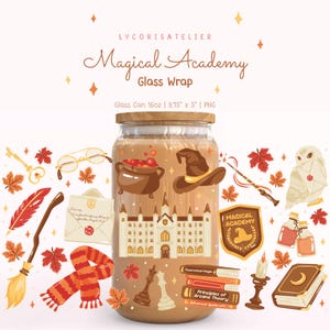 Puede incluir: Un vaso de vidrio de 473 ml con tapa de bambú, con un diseño de una academia mágica, un caldero, un sombrero de mago, una escoba, una bufanda, libros, una varita, un búho y hojas de otoño. El texto dice Magical Academy Glass Wrap 24.77 cm x 12.7 cm.