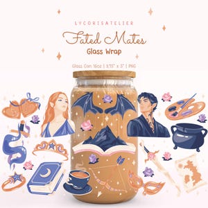 Op de afbeelding: Een 473 ml glazen beker met houten deksel en Fated Mates ontwerp. De illustratie bevat een persoon met rood haar, een persoon met donker haar, vleermuisvleugels, een open boek met bergen, een zwaard, een kroon, een kopje en een boog.