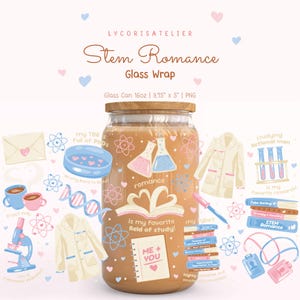 Puede incluir: Un vaso de 16oz con tapa de bambú, con un diseño que incluye ilustraciones científicas como batas de laboratorio, vasos de precipitados, microscopios y libros. El texto dice: Stem Romance, romance is my favorite field of study, ME + YOU.