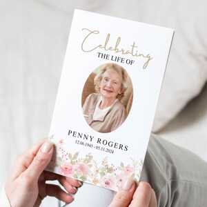 Programme d'enterrement floral rose - Nécrologie et carte commémorative Canva