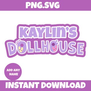 Puede incluir: Un diseño gráfico digital que presenta el texto "KAYLIN'S DOLLHOUSE" en una fuente negrita de color morado claro con un contorno morado oscuro. Las letras "O" en "DOLLHOUSE" contienen pequeñas formas estilizadas rosas y amarillas. Un círculo morado incluye el texto "ADD ANY NAME".
