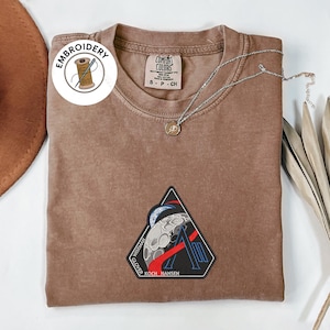 以下が含まれることがあります： 白い文字で「Welcome to our home」と書かれた素朴な木製の看板。 荒れた仕上がりとシンプルなデザインで、玄関やポーチに最適です。