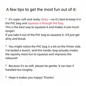 Pode incluir: Um cart&atilde;o informativo branco com texto preto intitulado A few tips to get the most fun out of it. O texto fornece instru&ccedil;&otilde;es para um brinquedo squishy macio e pegajoso, aconselhando a mant&ecirc;-lo dentro do saco de PVC para evitar danos.