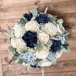 Ręcznie robiony bukiet ślubny w kolorze Dusty Blue, Navy i Ivory – spersonalizowane kwiaty ślubne