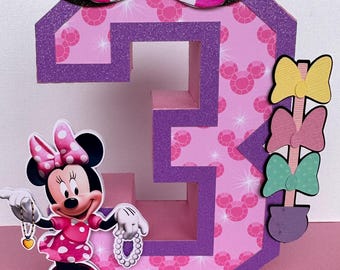 Numer urodzinowy Myszki Minnie 3D na środku stołu: niestandardowa dekoracja na imprezę