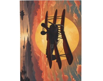 Puede incluir: Un biplano vintage vuela por un cielo de puesta de sol con un gran sol naranja en el fondo. El avión está silueteado contra el sol, y el cielo está lleno de nubes.