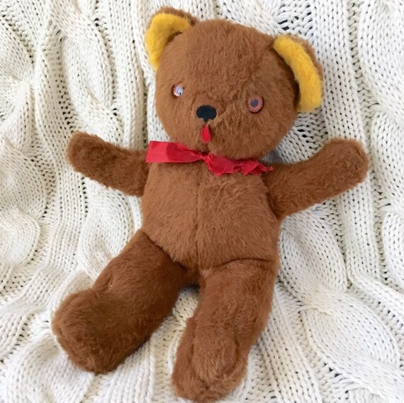 brown teddy bear with red bow