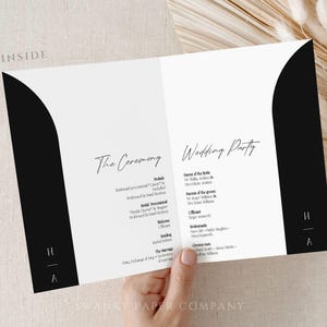 Pode incluir: Um programa de cerimônia de casamento preto e branco com um design moderno. O programa inclui a ordem da cerimônia e uma lista dos convidados do casamento. O texto "The Ceremony" e "Wedding Party" está escrito em uma fonte manuscrita.