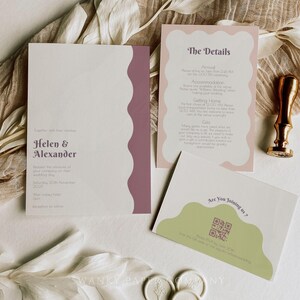 Puede incluir: Juego de invitaciones de boda con una invitación principal con los nombres "Helen & Alexander", una tarjeta de detalles y una tarjeta de respuesta. El diseño incluye un borde ondulado en malva y verde, con un sello de cera y un sello dorados.