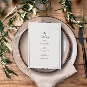 Plantilla de menú de boda minimalista de estilo clásico, tarjeta de menú de lujo monocromática con fuente de caligrafía romántica en forma de pergamino, imprimible a doble cara/SCRIPT