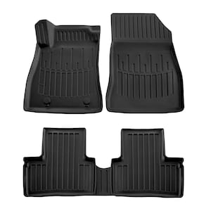 Puede incluir: Cuatro alfombrillas negras para coche. Las alfombrillas están hechas de un material duradero y presentan una superficie texturizada con bordes elevados. El juego incluye dos alfombrillas delanteras y dos traseras, diseñadas para proteger el interior del vehículo.