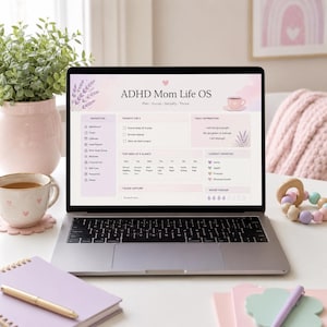 Puede incluir: Un ordenador portátil que muestra un planificador titulado "ADHD Mom Life OS" con un esquema de color lavanda y rosa. La pantalla muestra secciones para la navegación, las afirmaciones diarias y un rastreador de agua. Una taza de té, un cuaderno y un bolígrafo están en el escritorio.