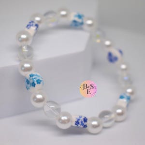 Pulsera de porcelana azul y blanca / Pulsera de porcelana floral y cuentas de vidrio / Joyería elástica hecha a mano