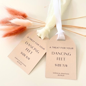 Labels voor bruiloft teenslippers | Modern gebogen ontwerp | Teenslipperbordje | Een traktatie voor je dansvoeten | Slippersmand