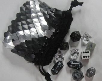 Scalemail Dice Bag in  Dragonhide knitted armor Silver Chevron