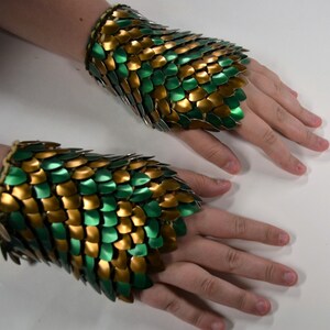 Armor Gauntlets in knitted Dragonhide Scalemail Green and Bronze