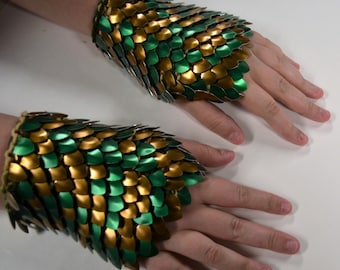 Armor Gauntlets in knitted Dragonhide Scalemail Green and Bronze