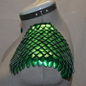 Armor Epaulets in Dragonhide Knitted Scalemail Green