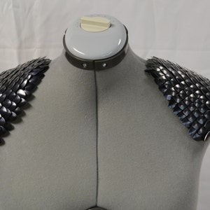 Epaulettes in knitted Dragonhide Scalemail Armor Black Knight