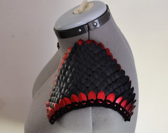 Dragonhide Pauldrons o Epaulets Knitted Scale Armor Nero e Rosso