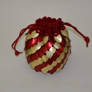Dice Bag of Almost Holding in Knitted Dragonhide Red and Gold