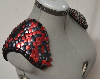 Epaulettes in knitted Dragonhide Scalemail Armor