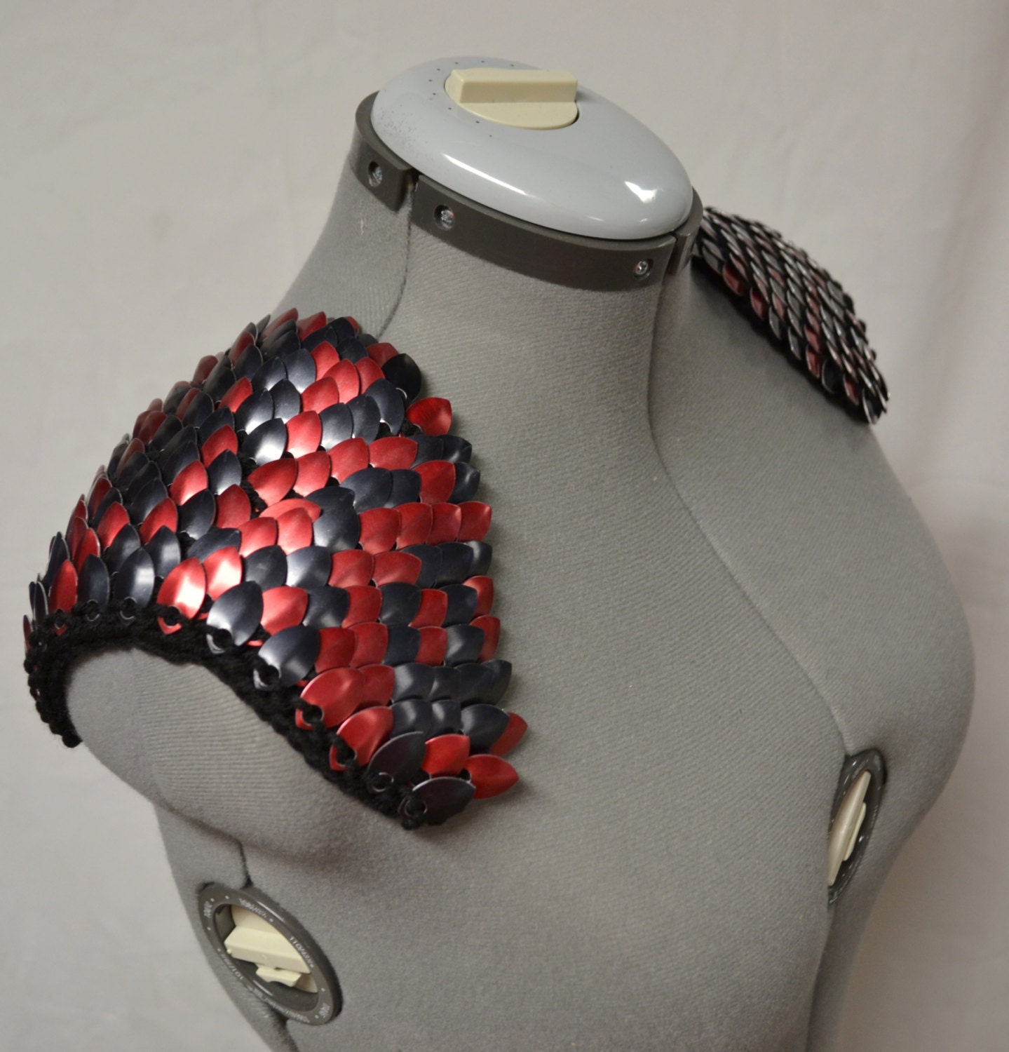 Epaulettes in knitted Dragonhide Scalemail Armor