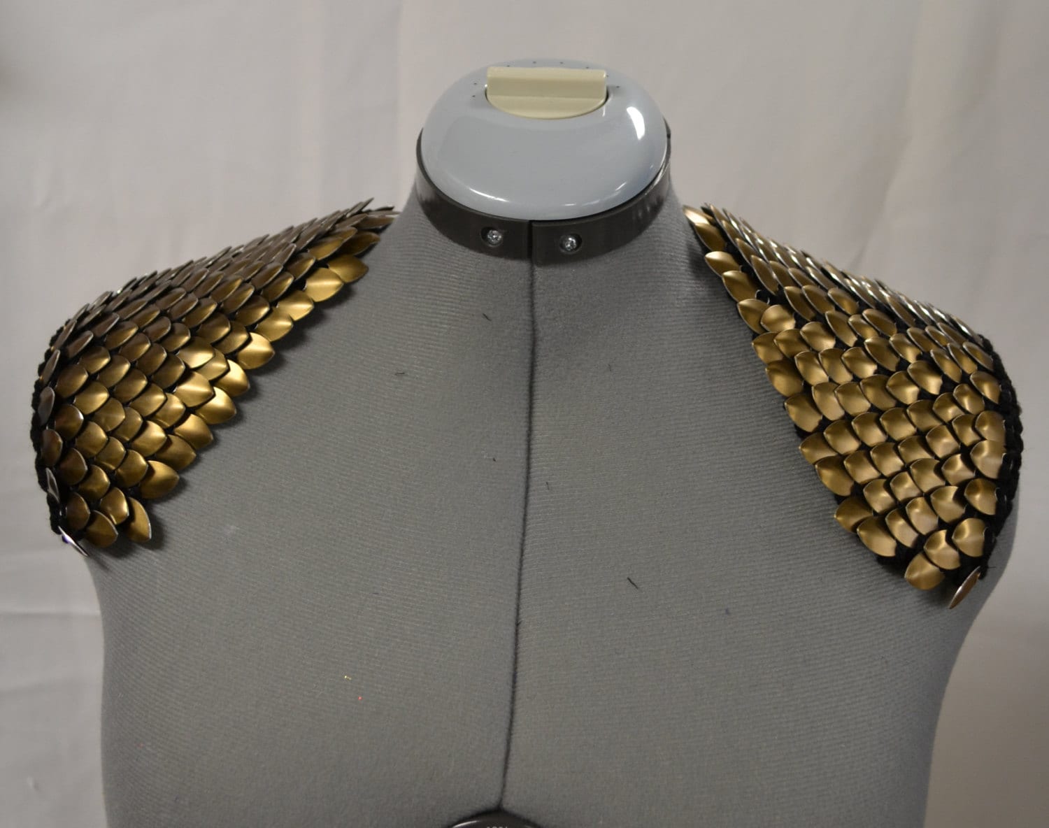 Epauletten aus gestrickter Drachenhaut-Bronzepanzerrüstung Wird als Paar verkauft