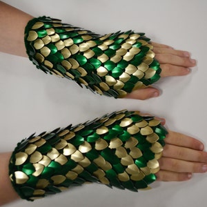 Scalemail Gauntlets knitted Dragonhide Armor Golden Forest
