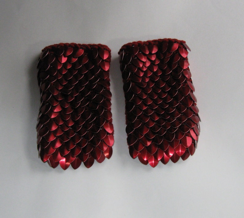 Dragonhide Gauntlets Blood Red Choose your size image 4