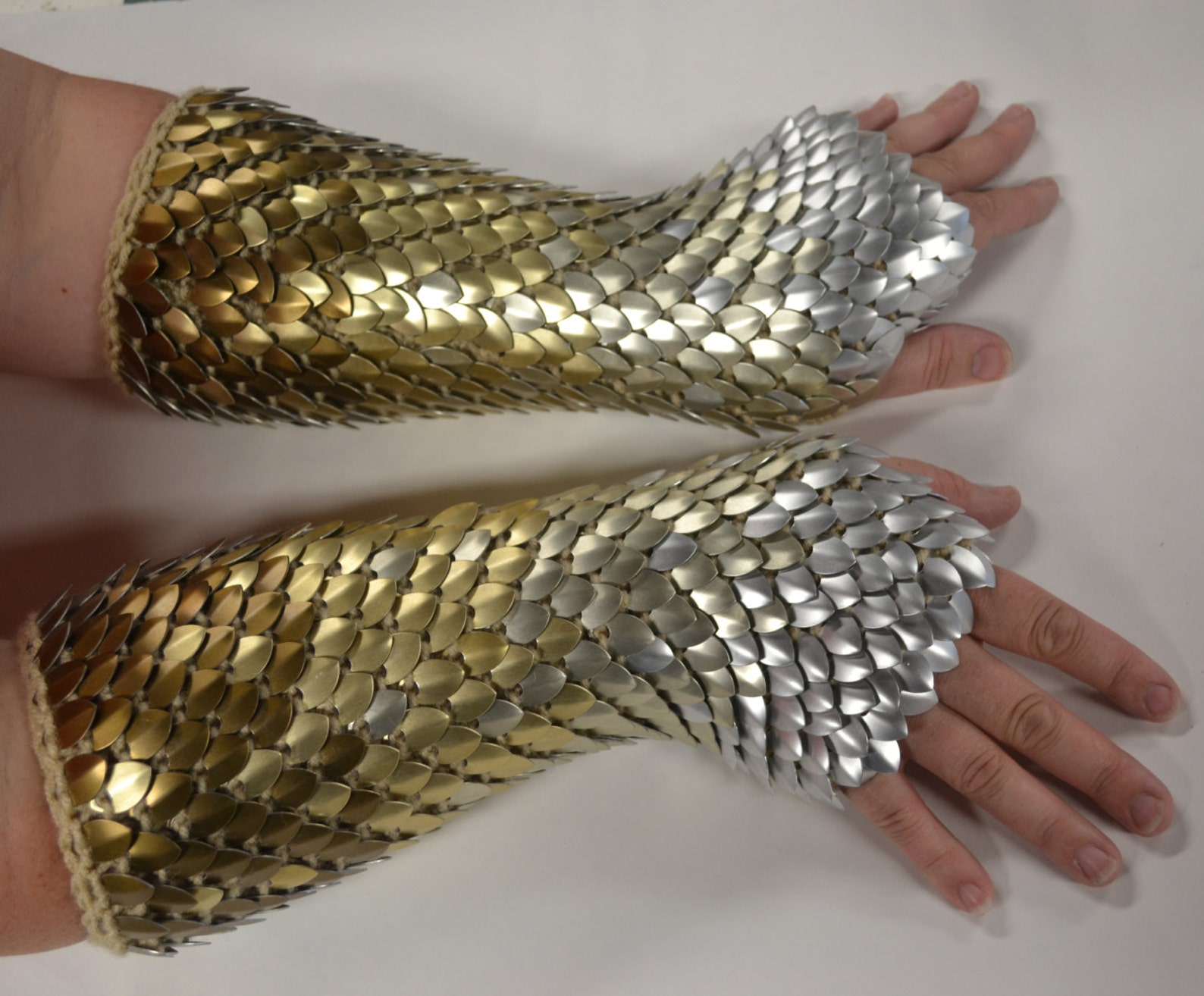 Кольчуга чешуя дракона перчатки. Dragon scale кольчуга. Чешуйчатые перчатки. Чешуя дракона. Чешуя дракона.