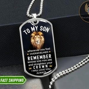 K&ouml;nnte beinhalten: Eine silberne Hundemarke mit schwarzem Hintergrund und goldener Beschriftung. Die Marke zeigt einen L&ouml;wen mit einer Krone und den Text "To My Son" und "Whenever you feel overwhelmed, remember whose son you are and straighten your crown. I will love you always."
