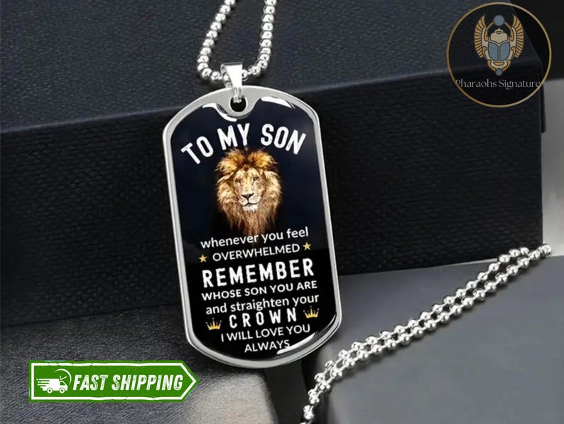 K&ouml;nnte beinhalten: Eine silberne Hundemarke mit schwarzem Hintergrund und goldener Beschriftung. Die Marke zeigt einen L&ouml;wen mit einer Krone und den Text "To My Son" und "Whenever you feel overwhelmed, remember whose son you are and straighten your crown. I will love you always."