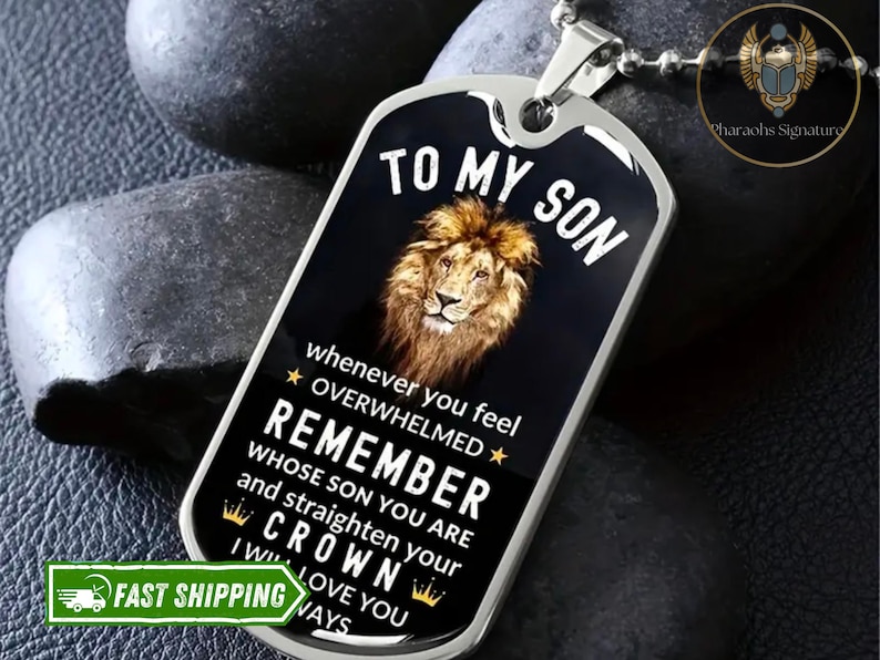 K&ouml;nnte beinhalten: Eine silberne Hundemarke mit schwarzem Hintergrund und einem L&ouml;wenbild. Der Text auf der Marke lautet "To My Son" und "Whenever you feel overwhelmed, remember whose son you are and straighten your crown. I will love you always."