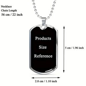 K&ouml;nnte beinhalten: Eine silberne Halskette mit einem schwarzen Hundemarke-Anh&auml;nger. Der Anh&auml;nger tr&auml;gt die Aufschrift "Products Size Reference". Die Kette ist 56 cm lang und der Anh&auml;nger ist 5 cm hoch und 2,8 cm breit.