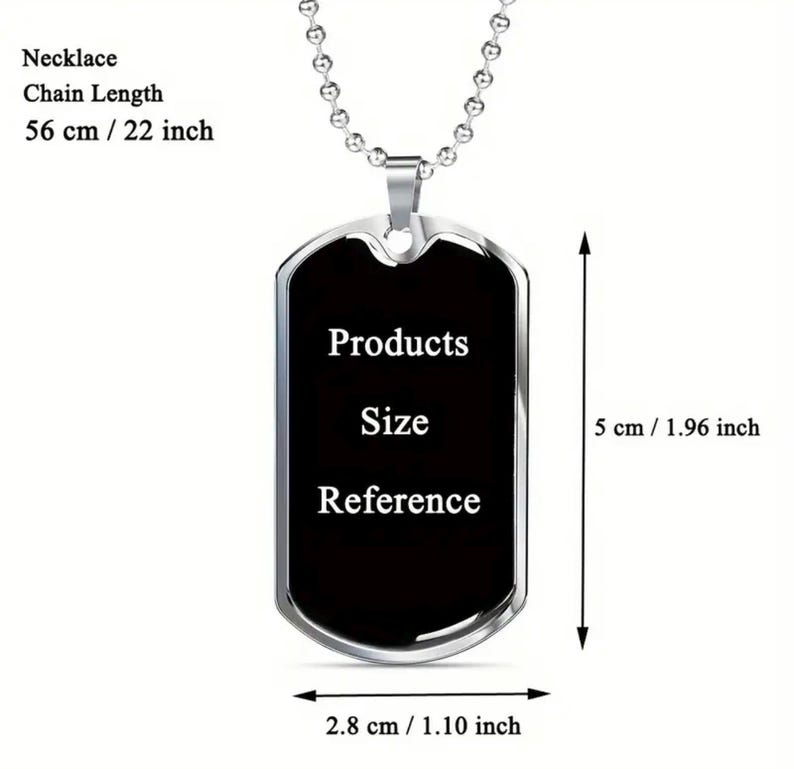 K&ouml;nnte beinhalten: Eine silberne Halskette mit einem schwarzen Hundemarke-Anh&auml;nger. Der Anh&auml;nger tr&auml;gt die Aufschrift "Products Size Reference". Die Kette ist 56 cm lang und der Anh&auml;nger ist 5 cm hoch und 2,8 cm breit.
