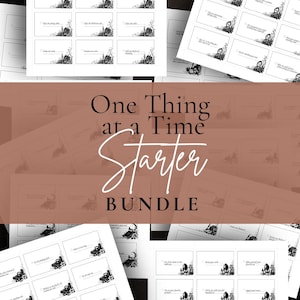 Könnte beinhalten: Ein druckbares One Thing at a Time Starter Bundle bestehend aus mehreren Bögen weißer, rechteckiger Aufgabenkarten mit schwarzem Text und dekorativen Blumenillustrationen in den Ecken, wobei jede Karte ein Ankreuzfeld und eine Zeile enthält.