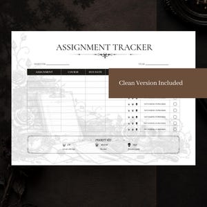 Op de afbeelding: Een wit opdrachtenvolgblad met zwarte tekst en een gotische bloemenachtergrond. De kop luidt ASSIGNMENT TRACKER. Het bevat kolommen voor opdracht, cursus en vervaldatum, met een prioriteitssleutel en een bruin tekstvak over de afbeelding.
