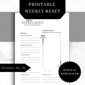 以下が含まれることがあります： 「PRINTABLE WEEKLY RESET」のテキストが上部に表示された、印刷可能なウィークリーリセットプランナー。プランナーには、反省と手放したい考えのためのセクションが含まれており、下部には「US Letter + A4 + A5」のテキストが表示されています。