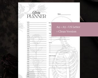 Puede incluir: Una página de planificador diario blanca con un esqueleto sosteniendo una rosa, con un horario de 6:00 a 22:00, un rastreador de estado de ánimo, lista de tareas y rastreador de hábitos. Una superposición rosa muestra A4 + A5 + US Letter + Clean Version.
