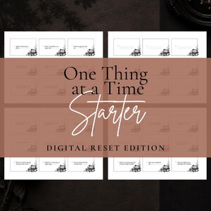 Könnte beinhalten: Ein druckbares Blatt mit Aufgabenkarten mit dem Titel One Thing at a Time Starter Digital Reset Edition. Die Karten zeigen schwarz-weiße Strichzeichnungen eines Computers und Schreibtischzubehörs mit Kontrollkästchen und Linien für Aufgaben.