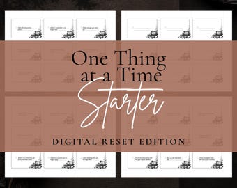 Puede incluir: Una hoja imprimible de tarjetas de tareas titulada One Thing at a Time Starter Digital Reset Edition. Las tarjetas presentan ilustraciones en blanco y negro de una computadora y accesorios de escritorio, con casillas y líneas para escribir.