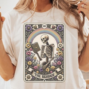 Chemise tarot le lecteur, t-shirt lecture squelette, cadeau amateur de livres pour femme, t-shirt amateur de livres, chemise carte de tarot, chemise squelette lecteur floral