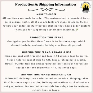 K&ouml;nnte beinhalten: Eine cremefarbene Grafik mit dem Text "Production & Shipping Information". Der Text beschreibt den Bestellprozess, die Produktionszeiten und die Versandzeiten f&uuml;r Kanada, die USA und internationale Bestellungen. Das Logo eines Baumes befindet sich oben rechts.