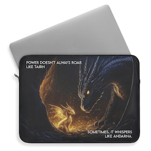 Peut inclure: Une housse d'ordinateur portable noire avec une illustration de fantasy sombre d'un grand dragon noir et d'un petit dragon doré. Le texte "POWER DOESN'T ALWAYS ROAR LIKE TAIRN" est en haut de la housse, et le texte "SOMETIMES, IT WHISPERS LIKE ANDARNA." est en bas.